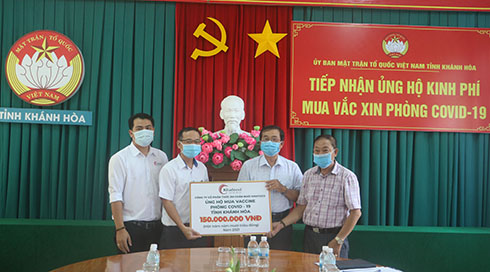 Tiếp nhận 412 triệu đồng ủng hộ mua vắc xin phòng Covid-19