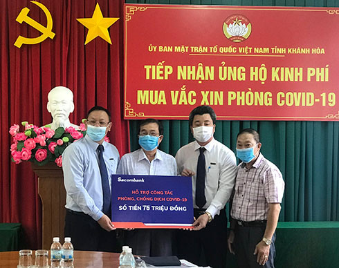 Đại diện Ngân hàng TMCP Sài Gòn Thương Tín (thứ 2 từ trái sang) trao ủng hộ mua vắc xin phòng Covid-19.