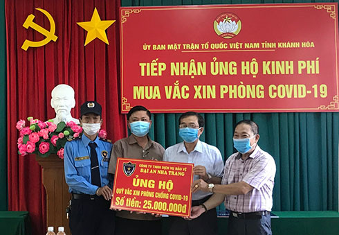 Đại diện Công ty TNHH Dịch vụ bảo vệ Đại An Nha Trang (thứ 2 từ trái sang) trao ủng hộ mua vắc xin phòng Covid-19
