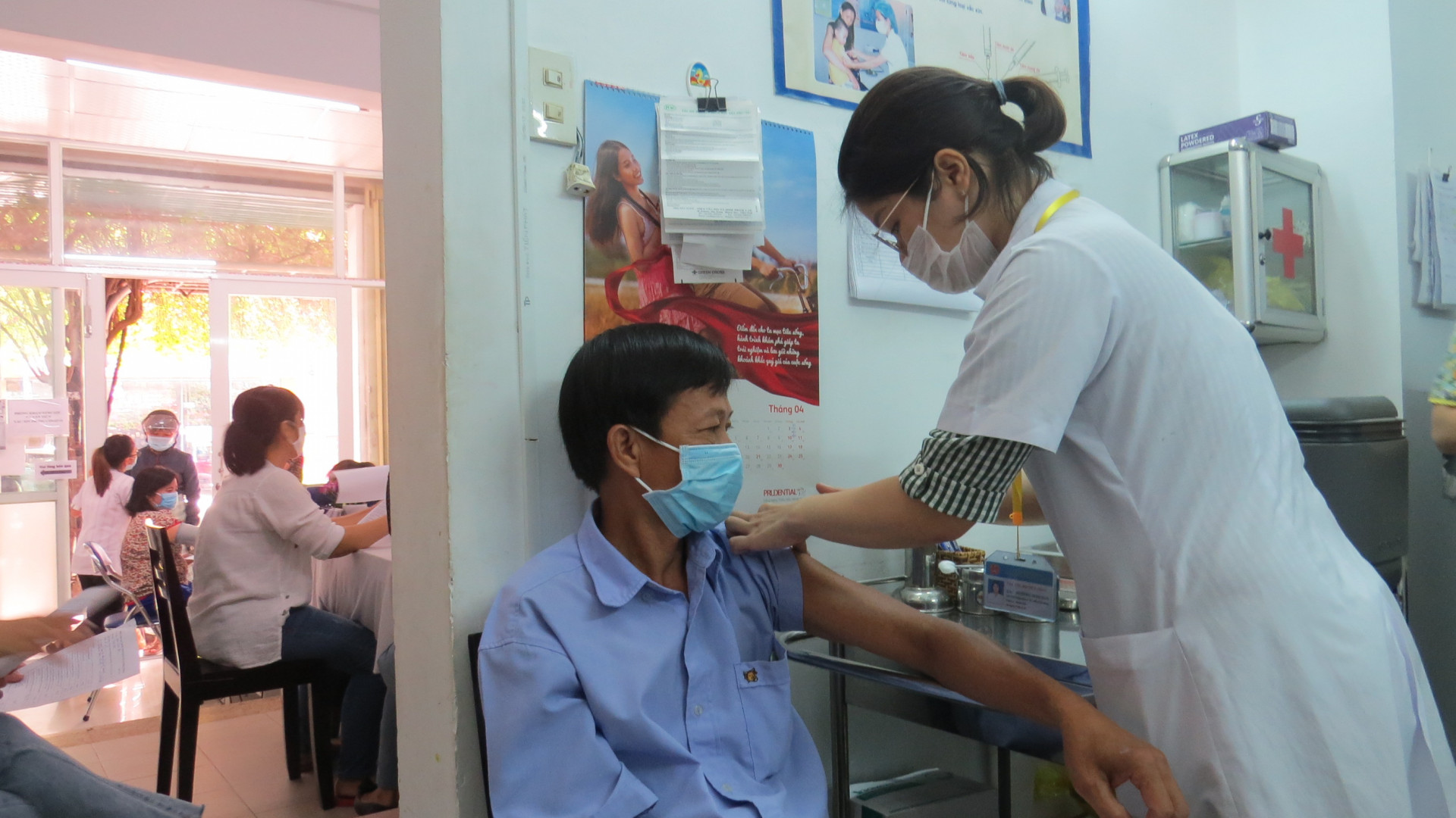 Tiêm vắc xin phòng Coivd-19 cho những người tuyến đầu chống dịch tại Trung tâm Kiểm soát bệnh tật tỉnh Khánh Hòa