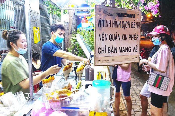 Bị mất việc làm, anh Mai Huỳnh Trung Nghĩa mở quán kem vỉa hè để mưu sinh.