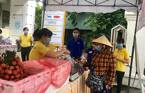 Người dân mua vải tại điểm Bưu điện tỉnh Khánh Hòa