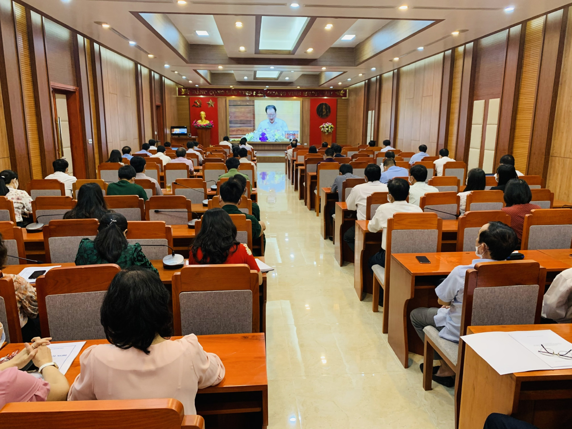 Quang cảnh hội nghị tại điểm cầu ở Hội trường Tỉnh ủy Khánh Hòa