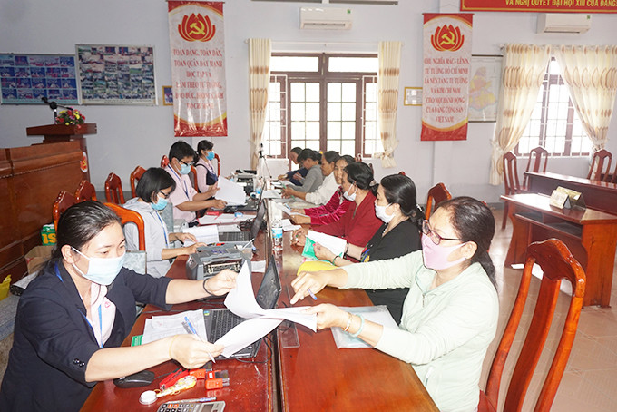    *Cán bộ Phòng Giao dịch Ngân hàng Chính sách xã hội huyện Diên Khánh giao dịch tại xã Diên Toàn.