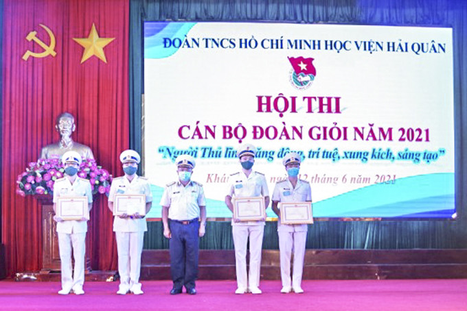 Đại tá Bùi Duy Thống - Phó Chính ủy Học viện Hải quân  trao giải nhất, nhì, ba cho các thí sinh.