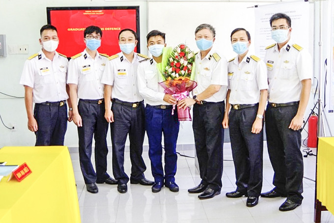 Chuẩn Đô đốc PGS-TS Nguyễn Văn Lâm - Giám đốc Học viện Hải quân tặng hoa chúc mừng học viên bảo vệ xuất sắc khóa luận tốt nghiệp bằng tiếng Anh.