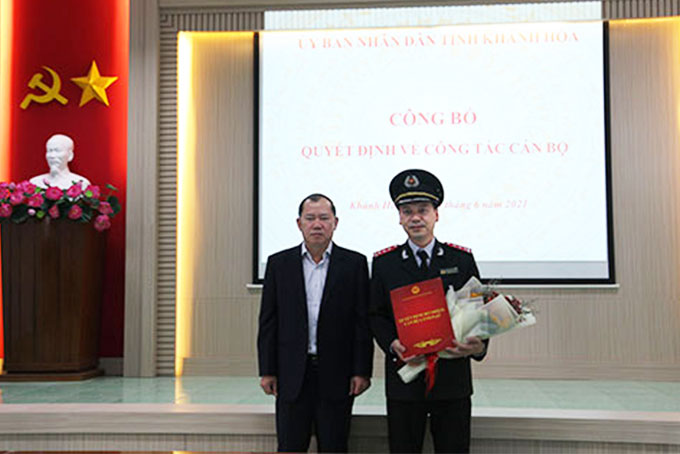 Ông Nguyễn Anh Tuấn trao quyết định bổ nhiệm và chúc mừng ông Trương Thanh Phong.