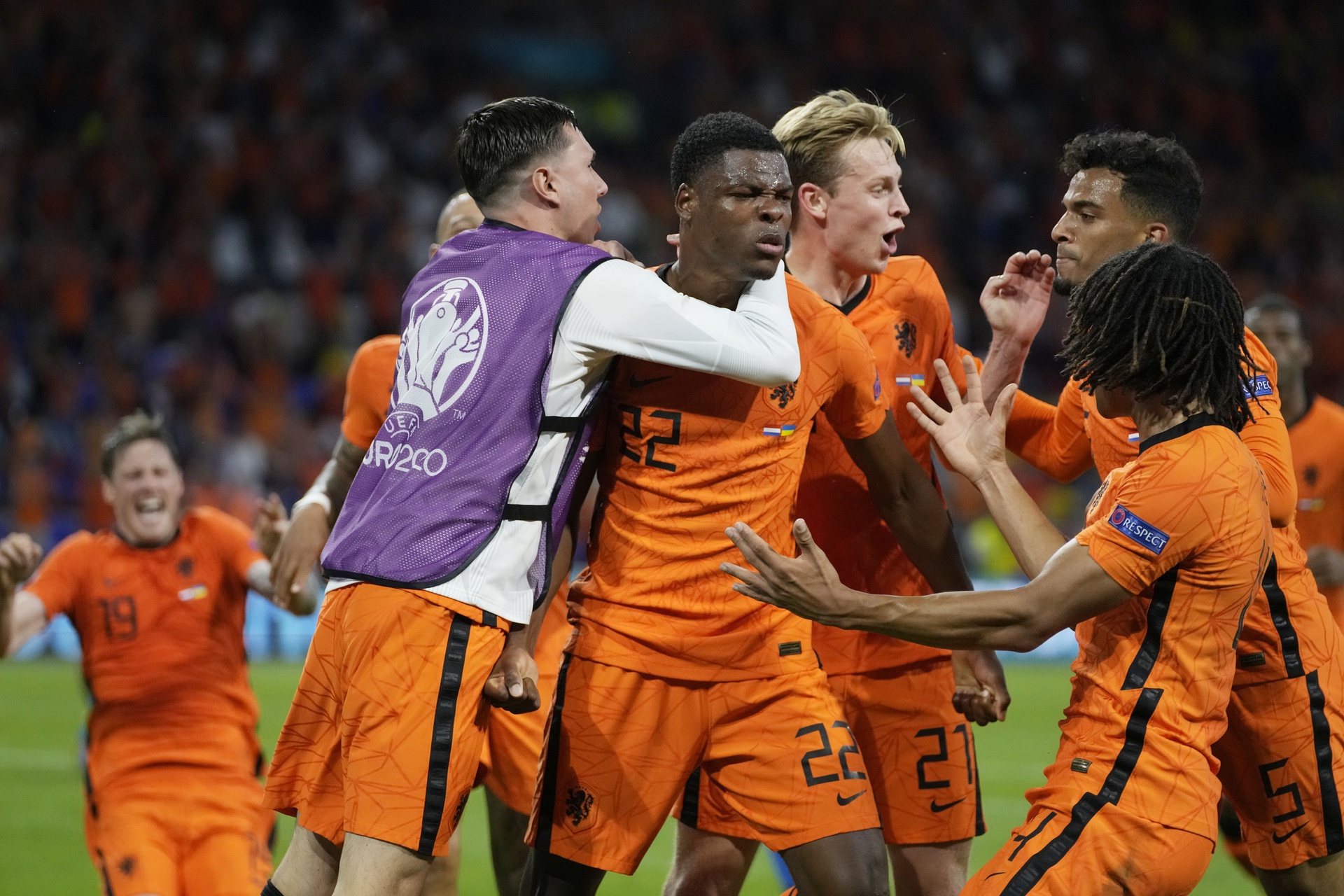 Hậu vệ Dumfries ghi bàn ấn định chiến thắng 3-2 cho đội tuyển Hà Lan