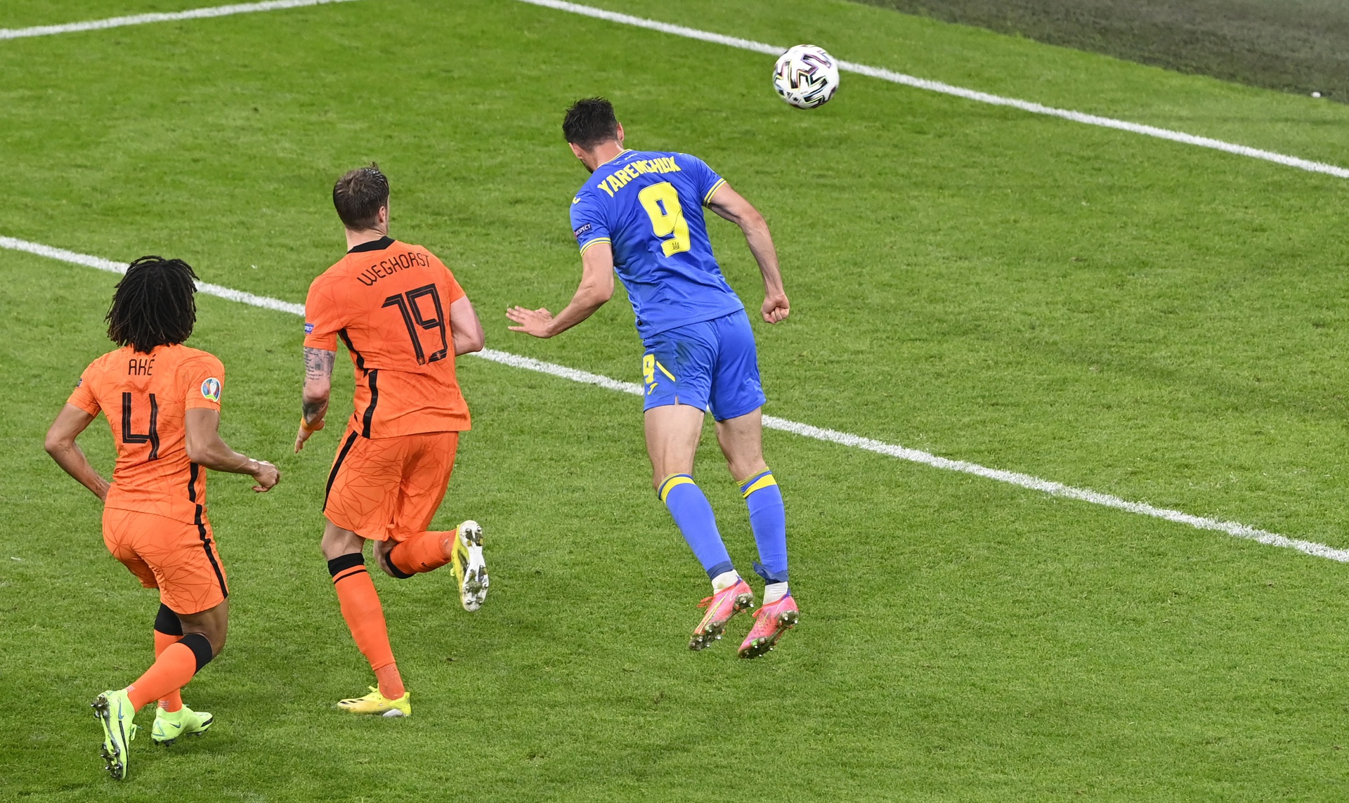 Tiền đạo Yaremchuk đánh đầu tung lưới Hà Lan gỡ hòa 2-2 cho Ukraine ở phút 79