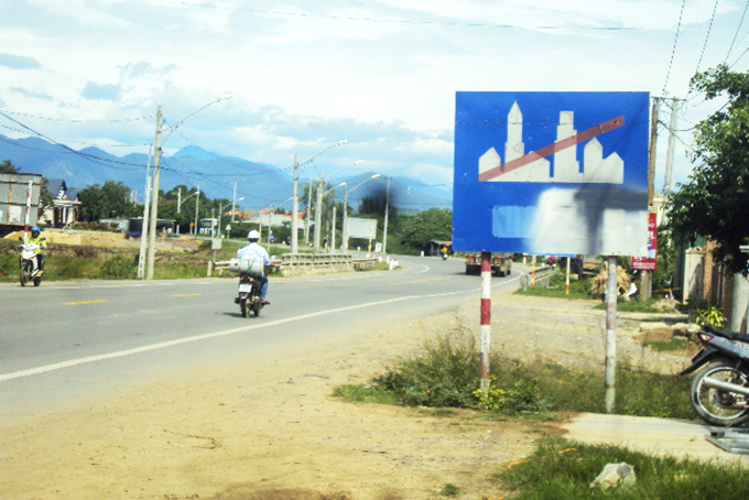 Biển báo bị sơn