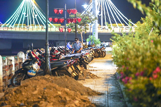 Buôn bán chiếm dụng vỉa hè đường Xóm Cồn