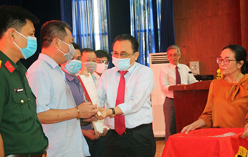 Ông Lê Hữu Hoàng trao giấy chứng nhận đại biểu HĐND TP. Nha Trang nhiệm kỳ 2021-2026 cho các đại biểu.