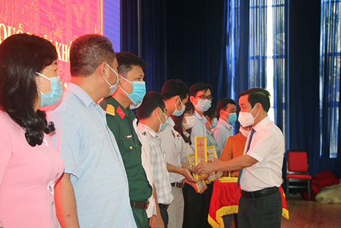Các tập thể nhận giấy khen của UBND TP. Nha Trang.