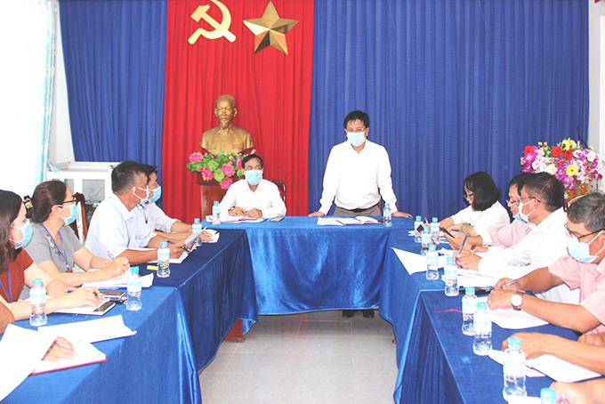 Ông Hồ Văn Mừng làm việc tại xã Vạn Khánh