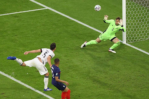 Mats Hummels phản lưới nhà giúp đội tuyển Pháp vượt qua đội tuyển Đức với tỷ số 1-0.