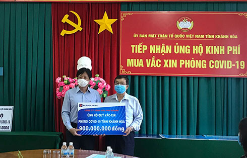 Ông Nguyễn Duy Phong - Phó Giám đốc Công ty xăng dầu Phú Khánh (bên trái) trao tượng trưng kinh phí hỗ trợ mua vắc xin