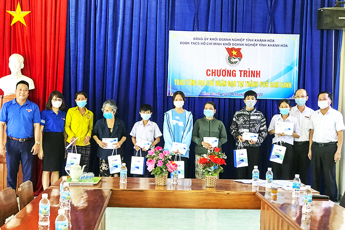 Cam Ranh: 20 địa chỉ nhân đạo được trao tặng quà và học bổng