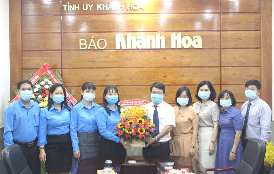 Đại diện Liên đoàn Lao động tỉnh Khánh Hòa thăm, chúc mừng Báo Khánh Hòa.