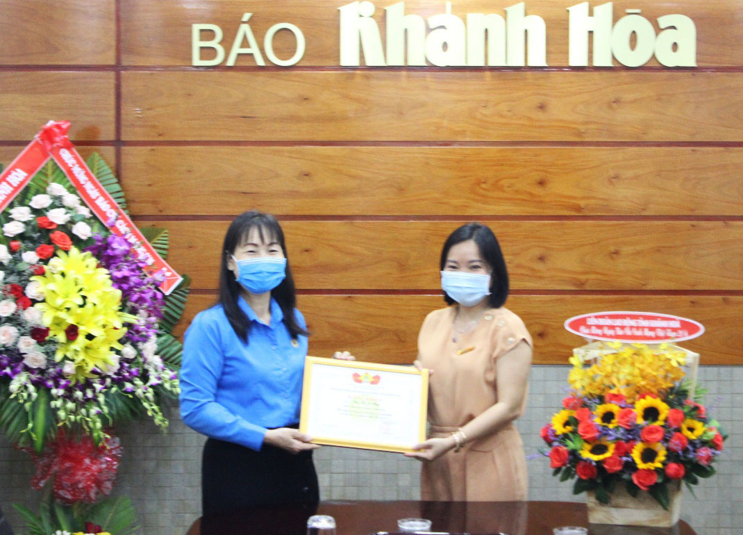 Đại diện Liên đoàn Lao động tỉnh Khánh Hòa tặng bằng khen cho bà Thái Thị Lệ Hằng – Phó Tổng biên tập Báo Khánh Hòa.