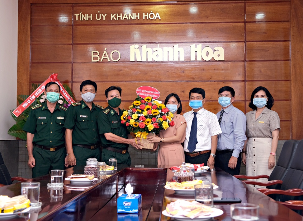 Lãnh đạo Bộ Chỉ huy Bộ đội Biên phòng tỉnh Khánh Hòa tặng hoa, chúc mừng Báo Khánh Hòa.