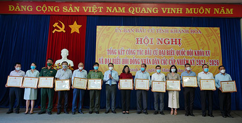 Ông Nguyễn Hải Ninh trao bằng khen cho các tập thể có thành tích xuất sắc trong công tác tổ chức bầu cử.