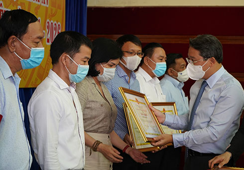 Ông Nguyễn Hải Ninh trao bằng khen cho đại diện tập thể Báo Khánh Hòa.