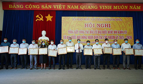 Ông Nguyễn Tấn Tuân trao bằng khen cho các tập thể có thành tích xuất sắc trong công tác tổ chức bầu cử