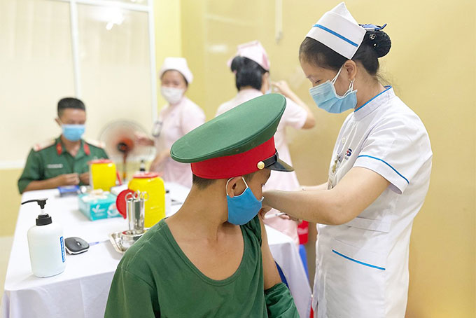 Bệnh viện 22-12: Tiêm vắc xin cho 400 cán bộ, chiến sĩ