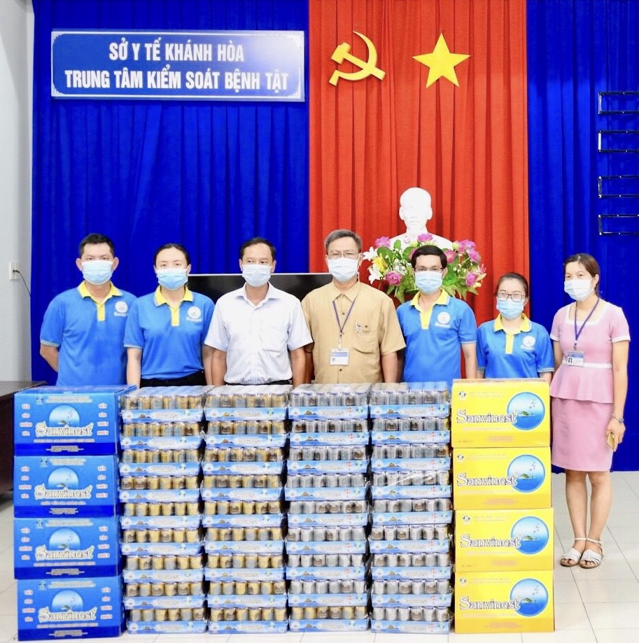 Tặng quà cho Trung tâm Kiểm soát bệnh tật tỉnh Khánh Hòa 