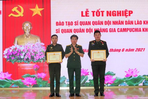 Đại tá Nguyễn Như Thắng trao giấy khen cho các học viên tiêu biểu.