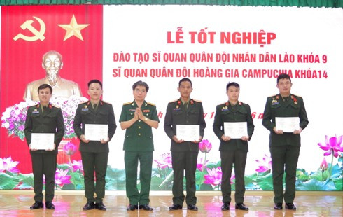 Lãnh đạo nhả trường trao bằng tốt nghiệp cho các học viên Quân đội nhân dân Lào.