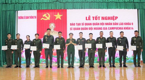 Lãnh đạo nhà trường trao bằng tốt nghiệp cho các học viên Quân đội Hoàng gia Campuchia.