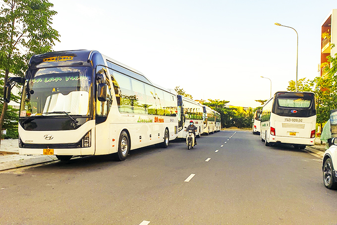 Xe khách "bủa vây" khu đô thị