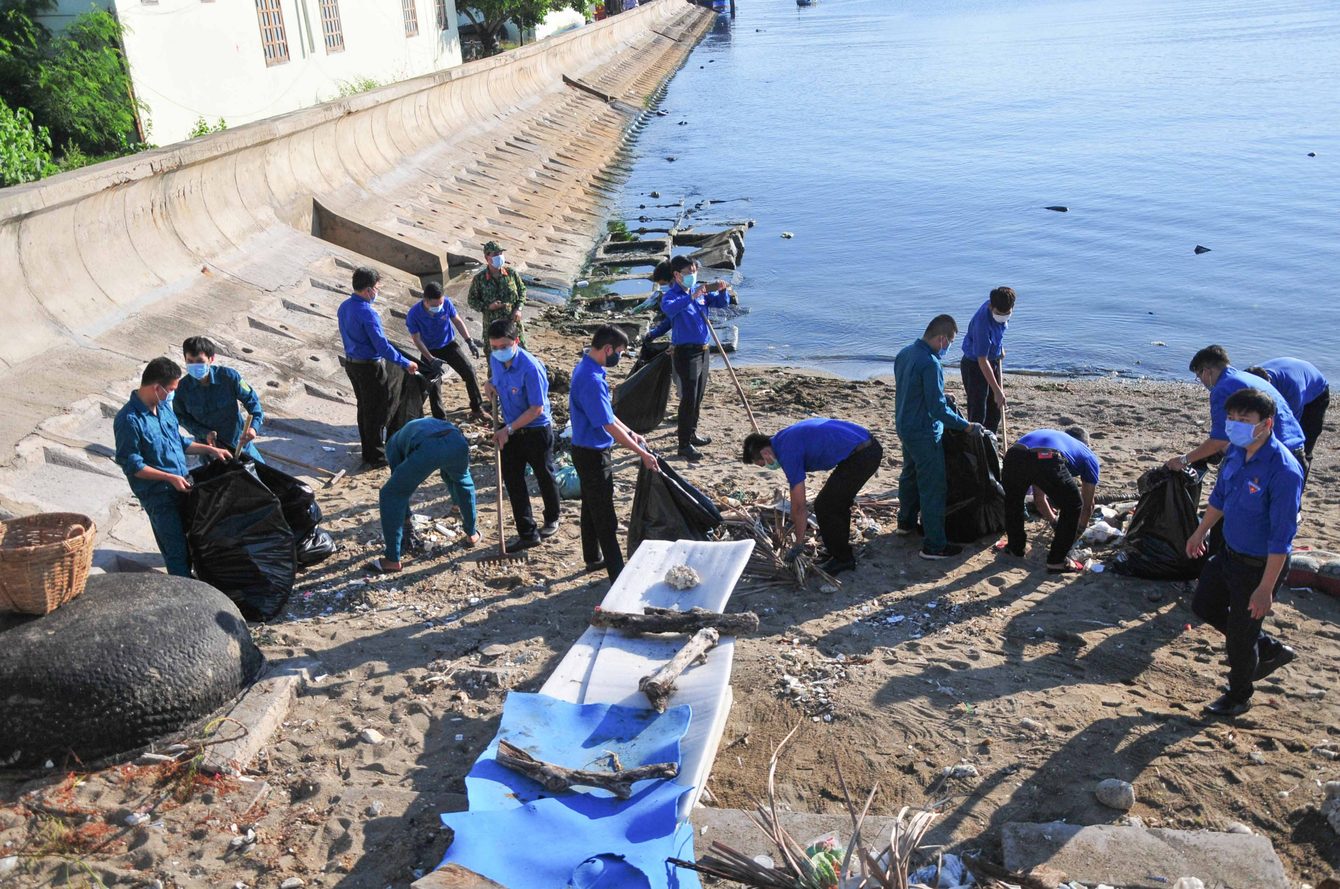 Các đoàn viên, thanh niên tham gia vệ sinh bờ biển xã Vĩnh Lương