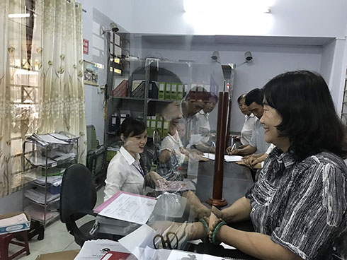 Tỷ lệ hồ sơ trễ hạn của UBND cấp xã thuộc thành phố rất thấp. Trong ảnh: Bộ phận một cửa UBND phường Phương Sài.