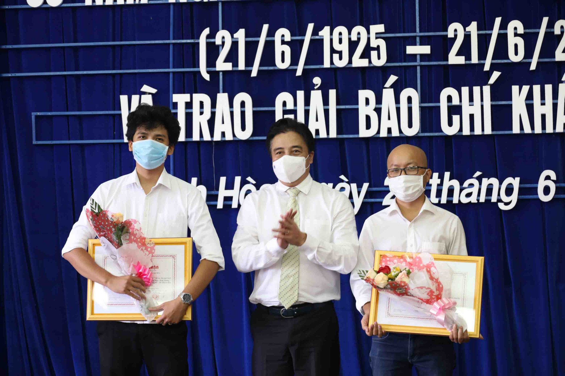Ông Nguyễn Khắc Toàn trao giải Nhất cho đại diện nhóm tác giả có tác phẩm đạt giải. 
