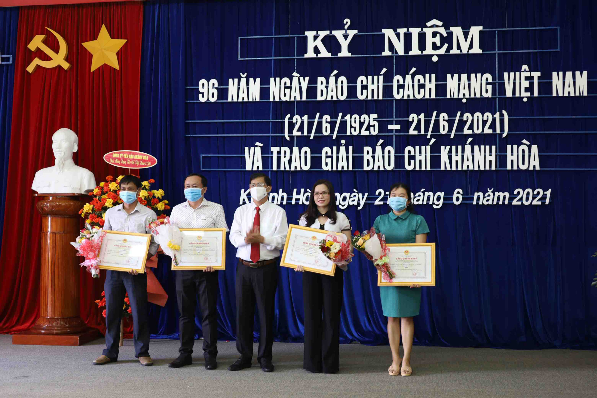 Ông Nguyễn Tấn Tuân trao giải Nhì cho các tác giả, nhóm tác giả có tác phẩm đạt giải. 