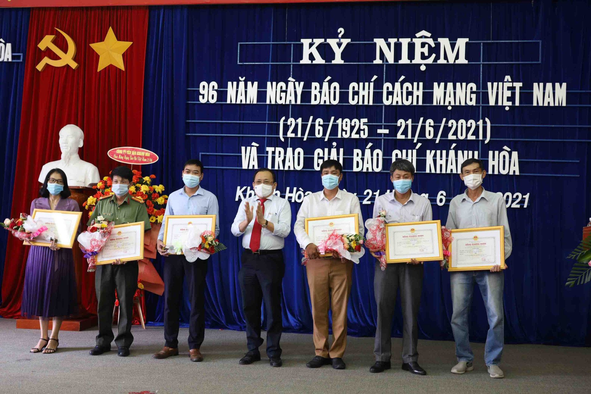 Ông Lê Hữu Hoàng trao giải Ba cho các tác giả, nhóm tác giả có tác phẩm đạt giải. 