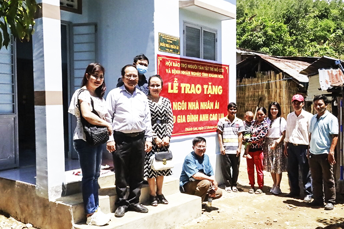 Tích cực chăm lo cho người nghèo, trẻ em