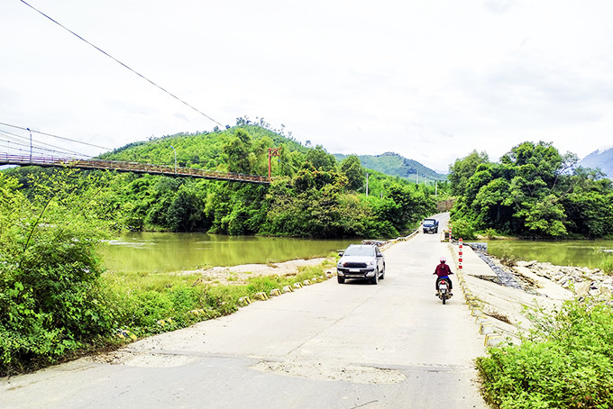 Cầu tràn Thác Ngựa từ thị trấn Khánh Vĩnh đi xã Khánh Nam.