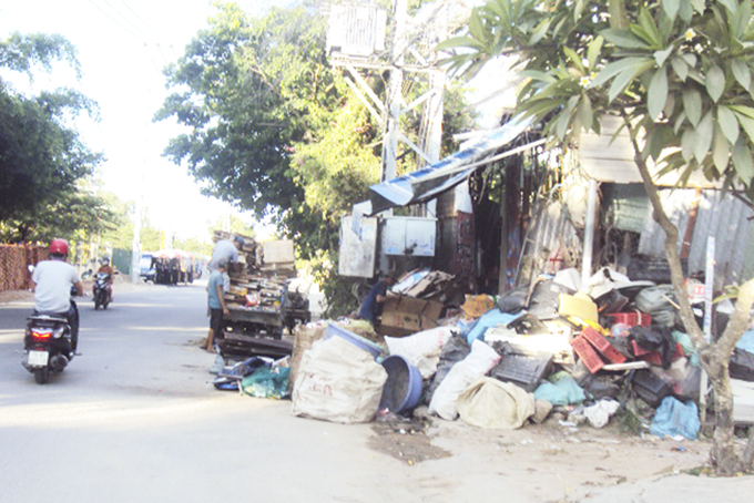 Để phế liệu gần trạm điện biến áp