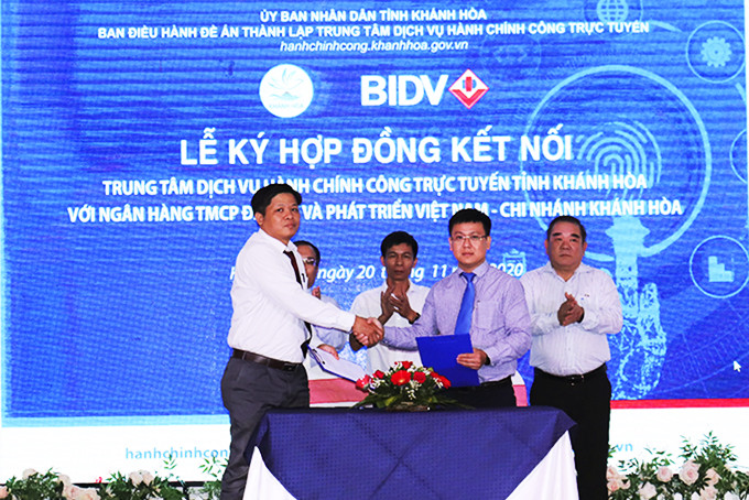 Lễ ký hợp đồng kết nối thanh toán trực tuyến giữa Trung tâm Dịch vụ hành chính công trực tuyến  với BIDV Chi nhánh Khánh Hòa tháng 11-2020.