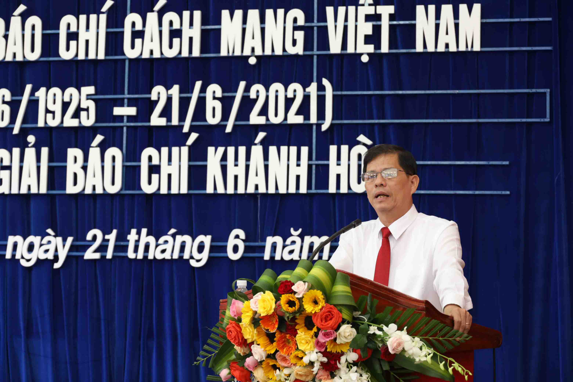 Nguyen Tan Tuan delivering speech at the ceremony