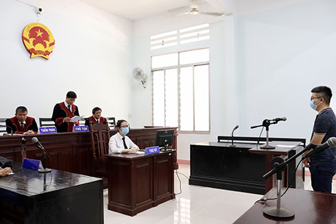 Giận vợ, ném đá phá… ô tô!