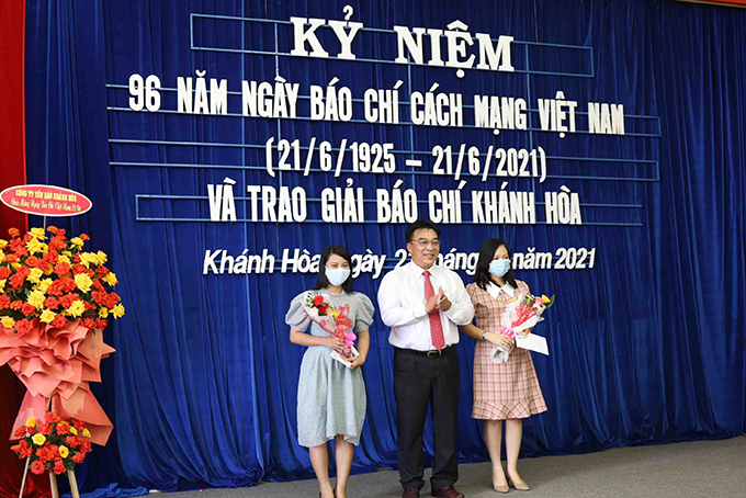 Leader of Khanh Hoa Provincial Journalists’ Association offering certificates of admission to new members