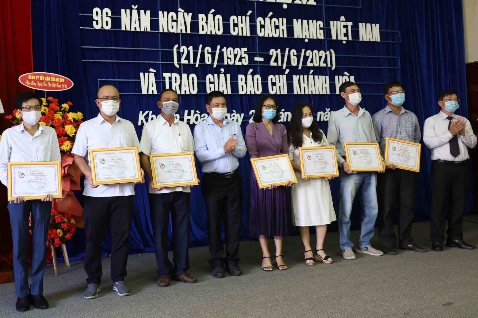 Leadership of Khanh Hoa Provincial Journalists’ Association offering certificates of merit to outstanding members
