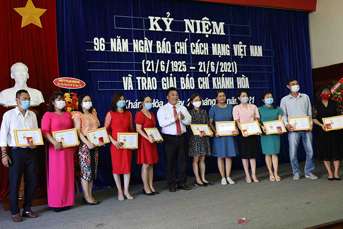 Leader of Khanh Hoa Provincial Journalists’ Association presenting commemorative medals  "For the cause of Vietnam's journalism " to members