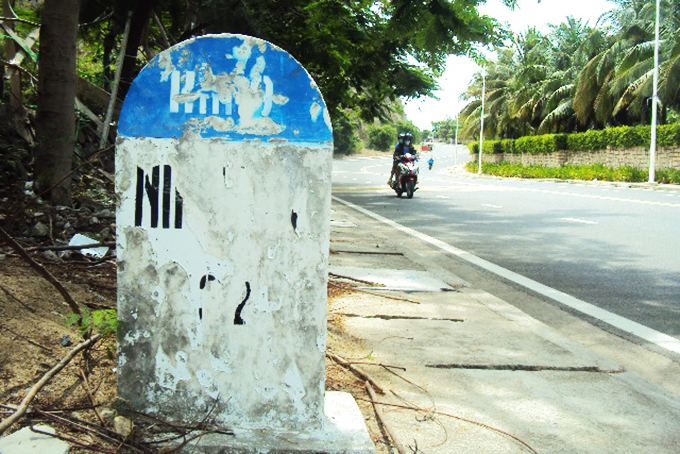 Cần làm mới cột mốc cây số