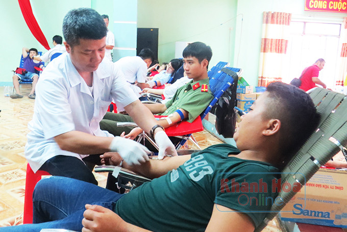  Người dân tộc thiểu số tham gia hiến máu tình nguyện trong Lễ hội Xuân hồng năm 2020 tổ chức tại huyện Khánh Vĩnh.