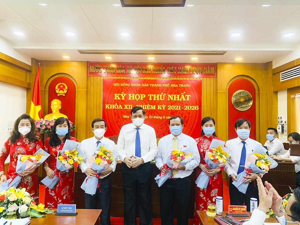 Ông Lê Hữu Thọ - Bí thư Thành ủy Nha Trang tặng hoa các vị trúng cử vào các chức danh chủ chốt của HĐNT thành phố khóa XII, nhiệm kỳ 2021-2026